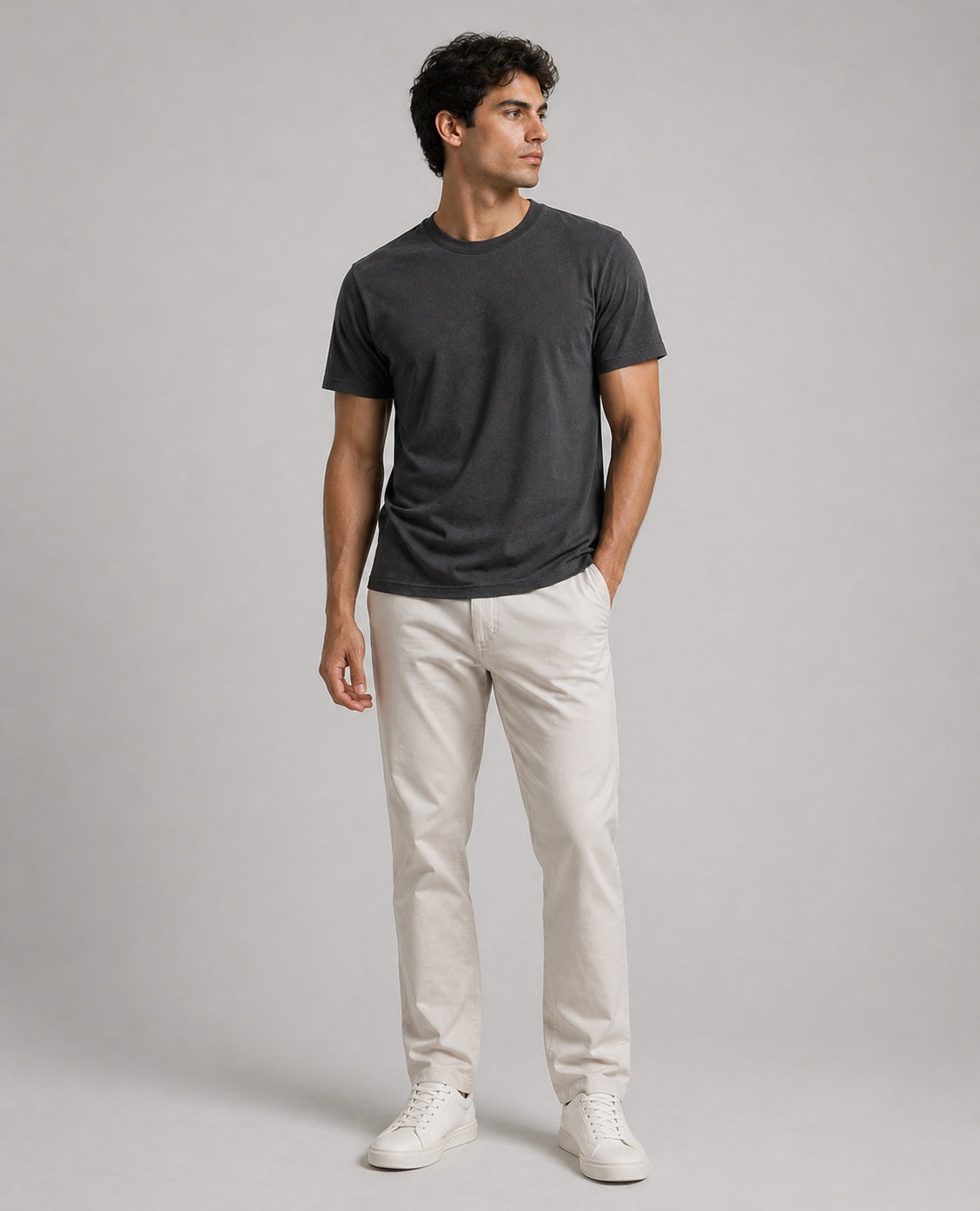 Modelo con playera Deep Charcoal de vidano